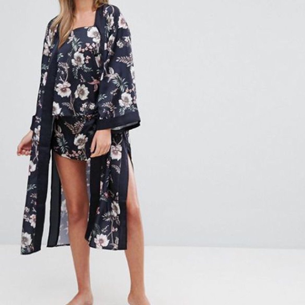 HOST PICK 💕 Floral kimono pajama jacket